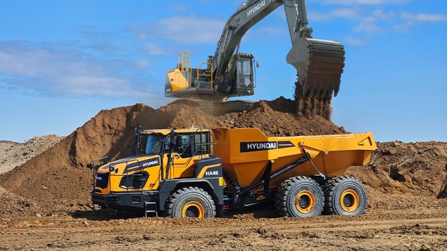 Hyundai’s redesigned ADT cab maximizes comfort and productivity on long shifts