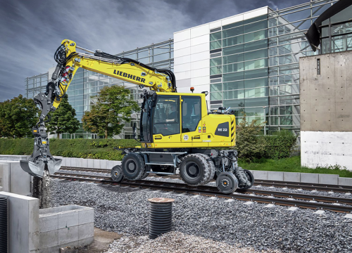 Liebherr enters the 22-tonne class with its new Litronic railroad excavator