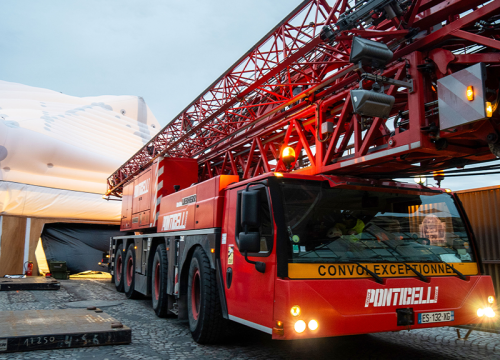 Liebherr mobile crane installs inflatable mountains on Paris’ Pont-Neuf bridge