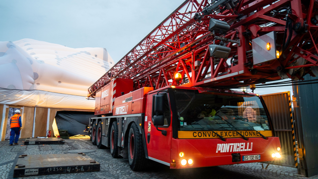 Liebherr mobile crane installs inflatable mountains on Paris’ Pont-Neuf bridge
